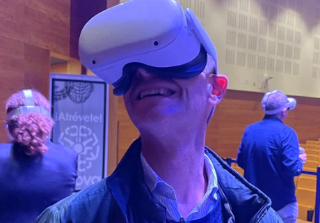 Persona utilizando gafas de realidad virtual en un evento organizado por WFC TECH CONSULTING, experimentando una simulación inmersiva en el Metaverso. La imagen representa el uso de tecnologías inmersivas para mejorar la experiencia de los participantes y explorar nuevas oportunidades de negocio en entornos digitales